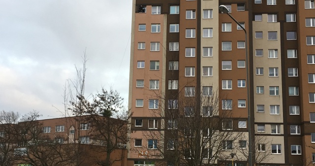 Przy jednym z bloków na osiedlu Bukowym od kilkudziesięciu minut czuwają strażacy i policjanci. Wszystko przez mężczyznę, który grozi, że skoczy z okna wieżowca przy ulicy Brązowej.