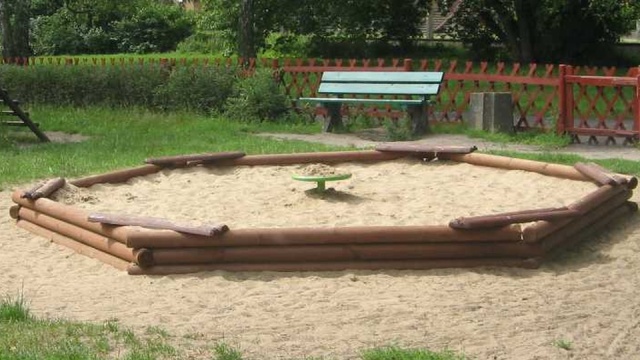 Trwają naprawy urządzeń i wymiana piasku w 45 szczecińskich piaskownicach.