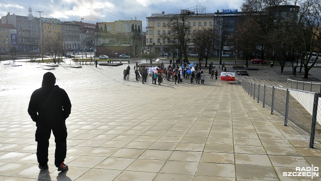 Około 70 osób wzięło udział w manifestacji przeciwko rasizmowi na szczecińskim placu Solidarności.