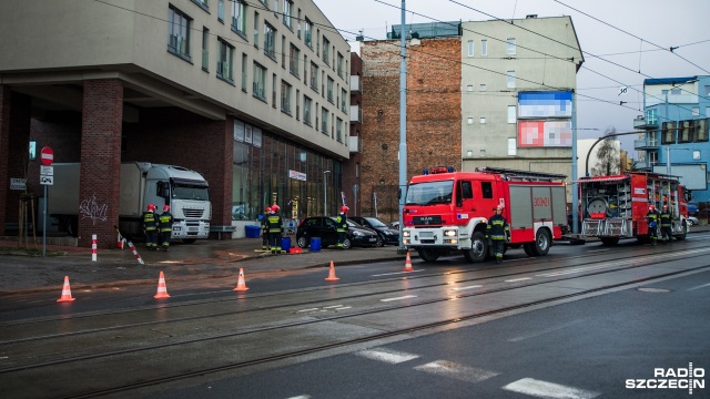 Strażacy blokują prawy pas dla jadących w kierunku centrum miasta.