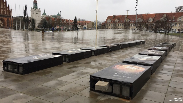 Silny wiatr przewrócił tablice plenerowej wystawy na placu Solidarności w Szczecinie. Doszło do tego prawdopodobnie w nocy z soboty na niedzielę.