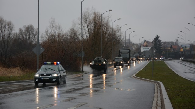 Kilkadziesiąt kolumn wojskowych pojazdów przejeżdża trasami Pomorza Zachodniego, m.in. drogami powiatowymi w okolicach Goleniowa i Stargardu. To kolejny etap rozpoczętych w sobotę mobilnych ćwiczeń żołnierzy 12 Szczecińskiej Dywizji Zmechanizowanej.