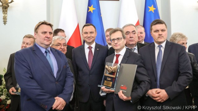 Grupa Azoty Zakłady Chemiczne Police SA uhonorowana została certyfikatem i statuetką Pracodawca Przyjazny Pracownikom. Wyróżnienie to wręczył zwycięzcom prezydent Rzeczpospolitej Polskiej Andrzej Duda podczas uroczystości, która odbyła się w Pałacu Prezydenckim.