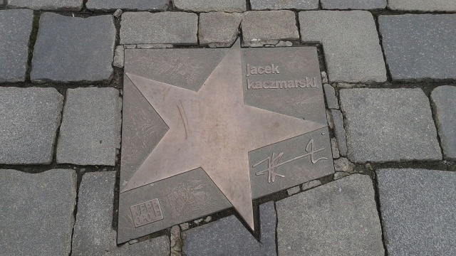 60 lat temu, 22 marca 1957 roku urodził się Jacek Kaczmarski, poeta, pieśniarz i kompozytor. Identyfikowany z Solidarnością, stanem wojennym i przemianami lat 80. w Polsce. Członek popularnego trio z Przemysławem Gintrowskim i Zbigniewem Łapińskim. W oczach większości Polaków pozostał bardem z gitarą, śpiewającym Mury, Obławę i Naszą klasę. Zmarł w 2004 roku.
