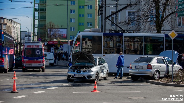 Utrudnienia w centrum Szczecina, zderzenie dwóch aut na torowisku na placu Kościuszki.