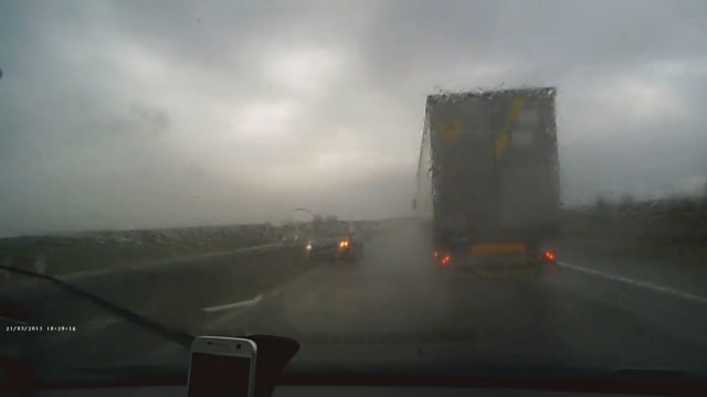 Samochód jadący pod prąd drogą ekspresową, a kilkaset metrów za nim pędzące radiowozy na sygnale. Tak we wtorek wyglądał pościg na S3 w okolicach Pyrzyc. Wideo z akcji opublikował w internecie jeden z kierowców.