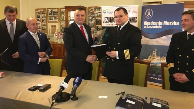 Szczecińska Akademia Morska będzie badała jeziora na Pojezierzu Drawskim. W czwartek podpisane zostało porozumienie między uczelnią, a organizatorami akcji Jezioro Tajemnic, w ramach której m.in. poszukiwany będzie... U-Boot w jeziorze Drawsko.