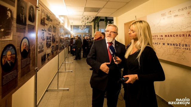 Polacy podczas budowy kolei w Chinach oraz miasta Harbin, polskie szkoły, instytucje kultury czy katolickie parafie w Harbinie - to wszystko można zobaczyć na wystawie zdjęć Polacy w Mandżurii 1897-1949 w Książnicy Pomorskiej w Szczecinie. Wernisaż odbył się w czwartek po południu.