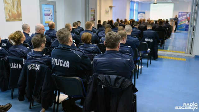 Około stu zachodniopomorskich dzielnicowych szkoliło się w piątek w Szczecinie. Podczas wykładów i paneli dyskusyjnych policjanci uczyli się m.in. jak lepiej rozwiązywać problemy mieszkańców regionu.