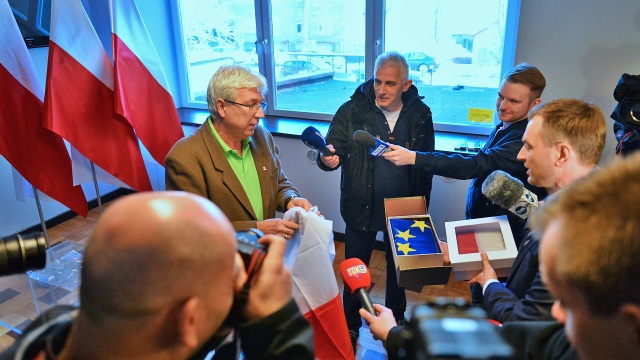 Poseł Platformy Obywatelskiej, Sławomir Nitras domaga się wywieszenia flagi Unii Europejskiej na budynku Biura Zarządu Okręgowego Prawa i Sprawiedliwości w Szczecinie. W jego ocenie zamiana w tym miejscu symboliki PiS-u na symbolikę unijną byłaby przyjaznym gestem solidarności europejskiej.