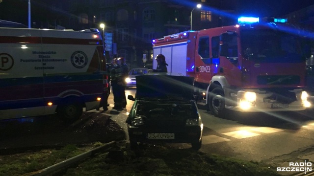 Dwa samochody osobowe zderzyły się około godziny 20 na Placu Odrodzenia w centrum Szczecina.