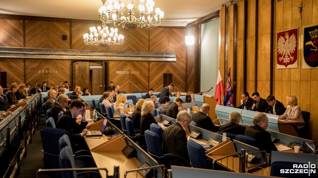 Szczecińscy radni - niejednogłośnie i przewagą trzech głosów - przyjmują stanowisko w obronie samorządu.