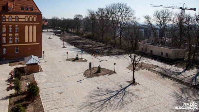 Nie ma miejsc do parkowania, są za to lawinowo zakładane blokady - skarżą się studenci Wydziału Filologicznego na Uniwersytecie Szczecińskim. Tymczasem ogromny parking kampusu przy Alei Piastów jest zamknięty.