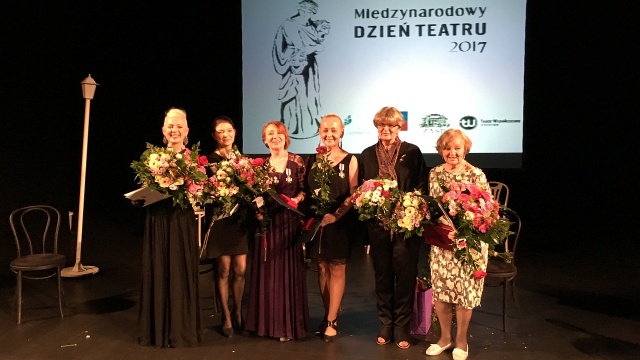 Jubileusze pracy artystycznej świętowali szczecińscy aktorzy, śpiewacy i tancerze. Uroczystość odbyła się na scenie Teatru Współczesnego w Szczecinie z okazji Międzynarodowego Dnia Teatru.