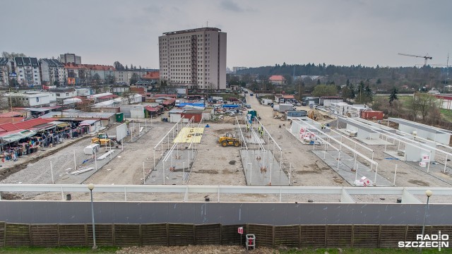 Większość starych stoisk już zniknęła, powstają nowe pawilony, powoli dobiega końca przebudowa byłego hurtu na szczecińskim Turzynie. Rynek będzie mniejszy, a część placu - od strony ul. Bohaterów Warszawy - przekazana miastu.