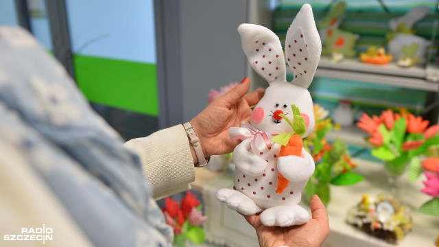 Ręcznie wykonane pisanki, zające czy tulipany oraz domowe wypieki - takie rzeczy można kupić w bibliotece Wydziału Zarządzania i Ekonomiki Usług Uniwersytetu Szczecińskiego przy ul. Cukrowej. Trwa Wiosenny Jarmark Rzeczy Cudnych.