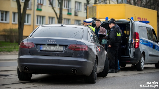 Jadący aleją Powstańców Wielkopolskich kierowca osobowego Audi nie zatrzymał się na wezwanie policji.