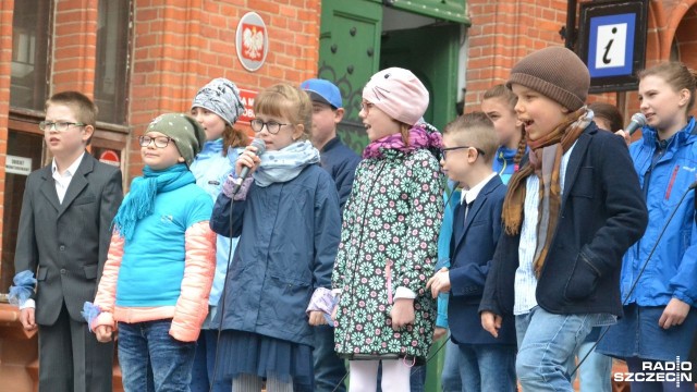 Przed Kołobrzeskim ratuszem od niedzielnego ranka trwają występy artystyczne, pokazy i konkursy.