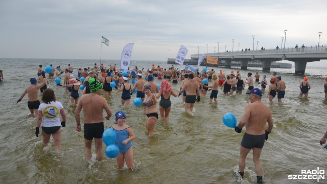 Po kilku miesiącach lodowatych kąpieli, w Kołobrzegu oficjalnie zakończono sezon morsowania. W niedzielę po południu do morza weszło blisko 200 osób.