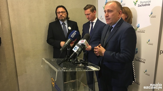 Rząd Prawa i Sprawiedliwości dąży do centralizacji kraju - tak uważa przewodniczący Platformy Obywatelskiej Grzegorz Schetyna. W poniedziałek spotkał się w Szczecinie z wójtami i burmistrzami z naszego regionu.
