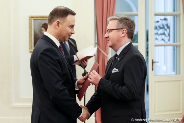 Krzysztof Szczerski został nowym szefem gabinetu Prezydenta RP. We wtorek przed południem nominację na stanowisko wręczył Szczerskiemu Andrzej Duda.