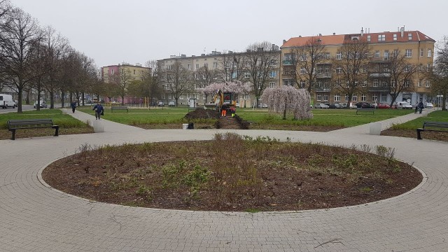 Alejki, ławki, stojaki rowerowe oraz plac zabaw dla dzieci - rozpoczął się czwarty etap przebudowy skweru przy ulicy Bema w Szczecinie. Na teren wjechał już ciężki sprzęt.