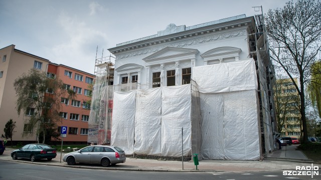 Luksusowe apartamenty powstaną w zabytkowej willi po siedzibie PSL-u, a na jej tyłach 12-piętrowy hotel. Budynek przy al. Wyzwolenia w Szczecinie odnawia poznański inwestor - Belvedere - który dwa lata temu kupił willę od poprzednich właścicieli.