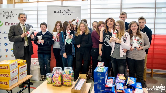 Kilkudziesięciu wolontariuszy przygotowuje w Przecławiu dary dla Polaków mieszkających na Litwie.