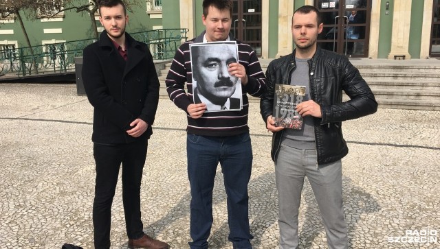 Szczecińska radna Jolanta Balicka powinna zapoznać się z najnowszą historią Polski, mówią młodzi politycy Prawa i Sprawiedliwości i przekazują jej książkę. Pani radna z klubu Bezpartyjni przed ważnymi głosowaniami powinna ją przeczytać - dodają.
