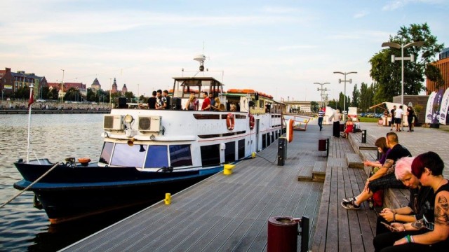 Szczecińscy armatorzy statków białej floty są już gotowi do sezonowych rejsów. Pierwsze czartery z turystami od kilku dni pływają po Jeziorze Dąbie, Międzyodrzu i szczecińskim porcie.