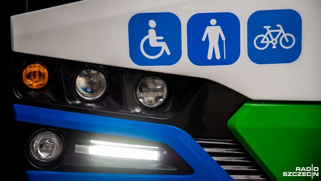 Stłuczka autobusu komunikacji miejskiej linii 59 z samochodem osobowym.