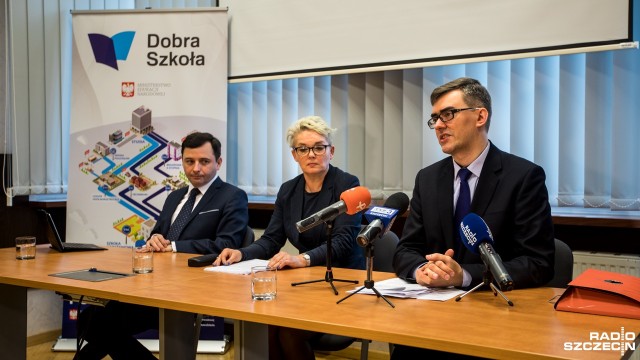 Wszystkie technika morskie działające w Polsce chce przejąć Ministerstwo Gospodarki Morskiej i Żeglugi Śródlądowej. Chodzi o szkoły w Szczecinie, Świnoujściu, Kołobrzegu, Darłowie oraz w Gdańsku. Zmiana polega na tym, że nie samorządy, a resort będzie finansować bieżącą działalność placówek.