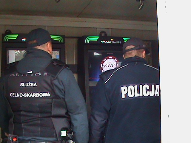 Automaty do nielegalnych gier hazardowych na terenie.... myjni samochodowej odkryli w Szczecinie funkcjonariusze policji i urzędu celno-skarbowego.