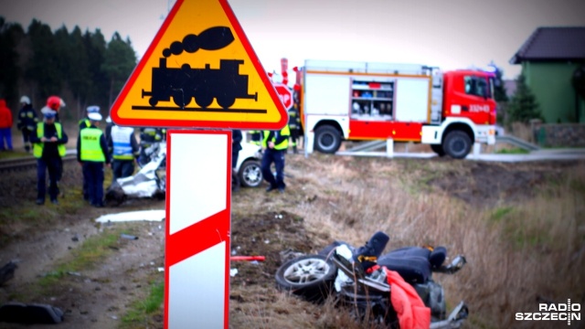 Wypadek na niestrzeżonym przejeździe kolejowym w Giezkowie niedaleko Koszalina. Kierujący Hondy wjechał pod podciąg.