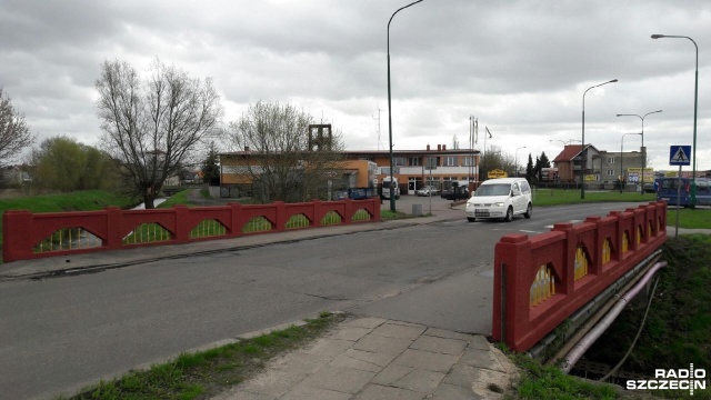 Pomalował most w Białogardzie na czerwono. Nic nadzwyczajnego, ale zrobił to własnoręcznie tamtejszy radny. Teraz może mieć problemy.