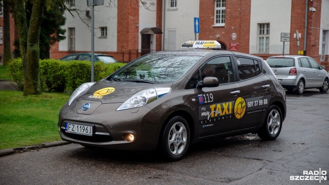 Pierwsza elektryczna taksówka już jeździ po Świnoujściu. Kursy mają być tanie, wygodne i - co najważniejsze - ekologiczne. Właściciel auta odebrał pierwszą w mieście licencję na przewozy osób samochodem zasilanym prądem.