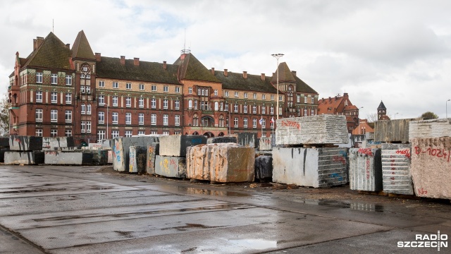 Szczeciński port jest drugim co do wielkości miejscem w Europie, gdzie przeładowuje się i magazynuje kamienie granitowe.