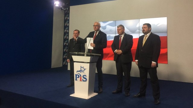 Zdaniem komisji Prawa i Sprawiedliwości do spraw wyjaśnienia okoliczności powoływania Bartłomieja Misiewicza na kolejne stanowiska publiczne, nie posiada on odpowiednich kwalifikacji do ich pełnienia. O powołaniu komisji i zawieszeniu byłego rzecznika MON-u w prawach członka partii poinformował w środę prezes PiS Jarosław Kaczyński.