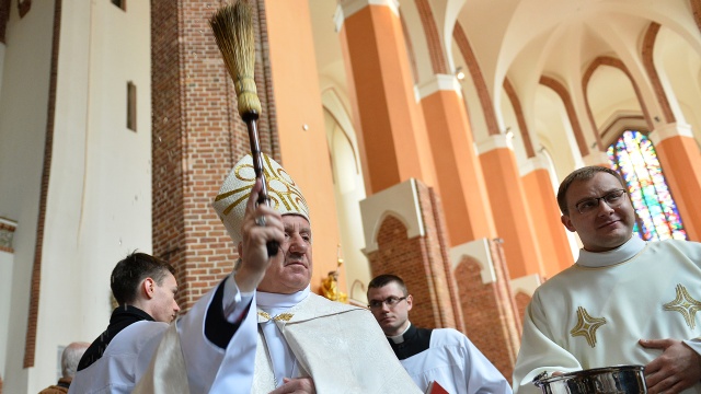 Kilkaset święconek i paczek na święta przygotował Caritas dla bezdomnych i potrzebujących mieszkańców Szczecina. W Wielką Sobotę dary zostały rozdane, a pokarmy poświęcone w szczecińskiej katedrze.