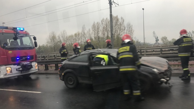 Auto dachowało na Moście Pionierów w Szczecinie. Do zdarzenia doszło w sobotę po godzinie 12.