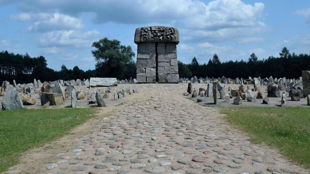 O polskim obozie zagłady pisze na swoich stronach internetowych bawarski dziennik Mittelbayerische Zeitung z Regensburga. Niemiecka gazeta, opisując historię mieszkającego w północnej Bawarii Izraela Hoffmana, napisała, że jego starszą siostrę naziści zamordowali w polskim obozie zagłady w Treblince.