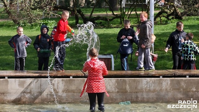 Szczecińska policja przypomina, że zwyczaj oblewania wodą w lany poniedziałek nie powinien przenosić się na ulice i przeradzać w chuligańskie wybryki.