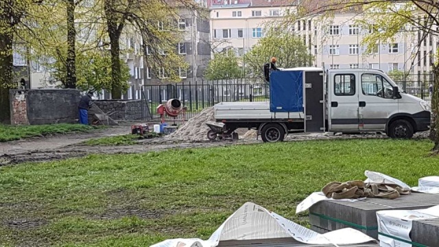 Ruszyły prace między ulicami Reja, Heleny i Naruszewicza na szczecińskim Niebuszewie. Powstanie tam nowe zielone miejsce, z alejkami, ławkami, placem zabaw oraz siłownia pod chmurką. Już pojawił się ciężki sprzęt.