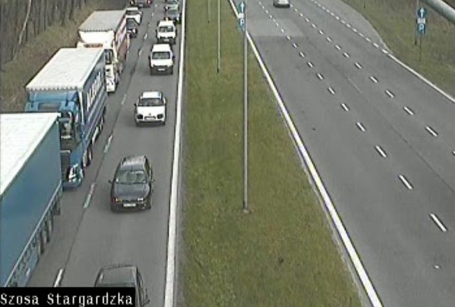 Potężny korek na Szosie Stargardzkiej i ulicy Zwierzynieckiej w kierunku Struga.