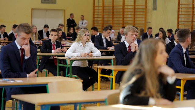 Szara strefa czy starożytny Rzym i Egipt - między innymi takie zagadnienia pojawiły się na tegorocznym egzaminie gimnazjalnym z historii i wiedzy o społeczeństwie. Uczniowie są już po pierwszym etapie zmagań.