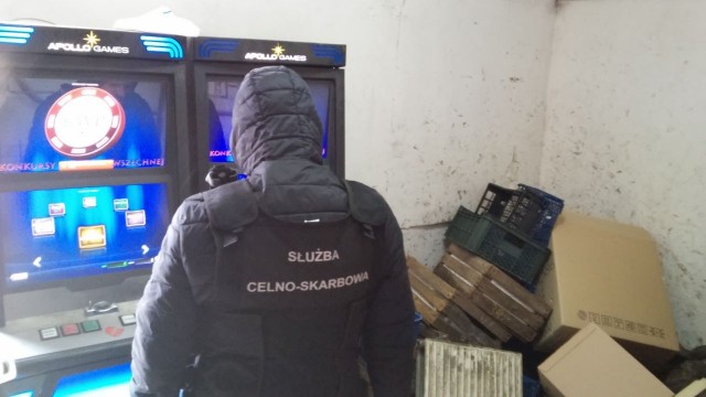 Celnicy i policjanci wykryli nielegalny salon gier automaty znajdowały się w kotłowni jednego ze sklepów w Polanowie koło Koszalina.
