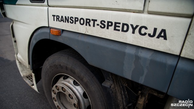 Pakiet przewozowy wszedł w życie. Rząd będzie kontrolował transport towarów wrażliwych, czyli paliw, tytoniu czy skażonego alkoholu. O tym, co oznacza jego wprowadzenie, rozmawiali goście programu Radio Szczecin na Wieczór.