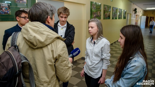 Uczniowie zaskoczeni poziomem trudności egzaminu gimnazjalnego z biologii, chemii, fizyki i geografii. Test rozpoczął się o godzinie 9 w czwartek. Na jego rozwiązanie było 60 minut.