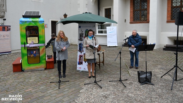 Na dziedzińcu Zamku Książąt Pomorskich stanął w piątek BiblioBoXX. To przerobiona na mobilną bibliotekę stara, francuska budka telefoniczna, z której można np. bezpłatnie wypożyczyć książkę czy przekazać innym czytelnikom.