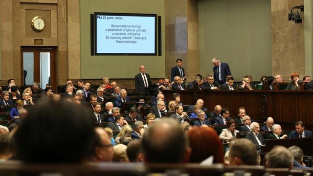 Sejm przyjął uchwałę w sprawie uczczenia 90. rocznicy urodzin Tadeusza Mazowieckiego, pierwszego niekomunistycznego premiera PRL i pierwszego szefa rządu III RP. Uchwałę poparło 343 posłów, przeciw było 39, a od głosu wstrzymało się 11 parlamentarzystów.